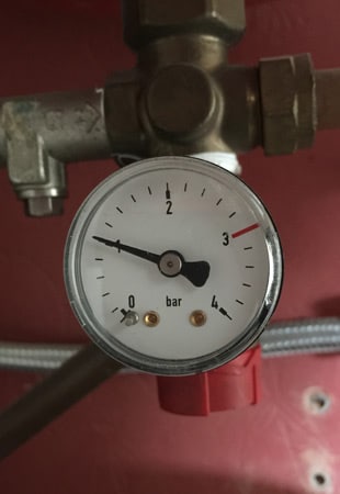 Sealed system gauge on a separate expansion vessel